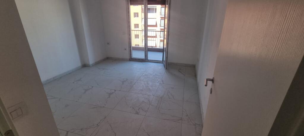 Shitet Apartament 2+1 në Qendër të Kamzës – I Sapo Përfunduar