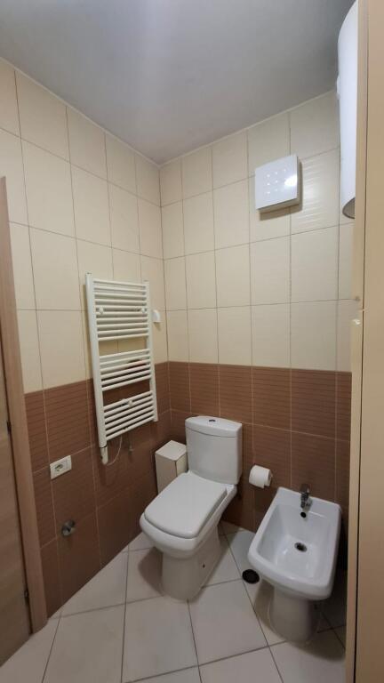 🏢Nella zona di Ali Demi, Via Idriz Dollaku, si affitta appartamento 2+1+2+posto auto arredato. 60.000 Leke