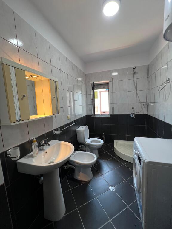 Shitet, Apartament 2+1 📍Rruga e Qelqit, Kombinat,Tiranë.
