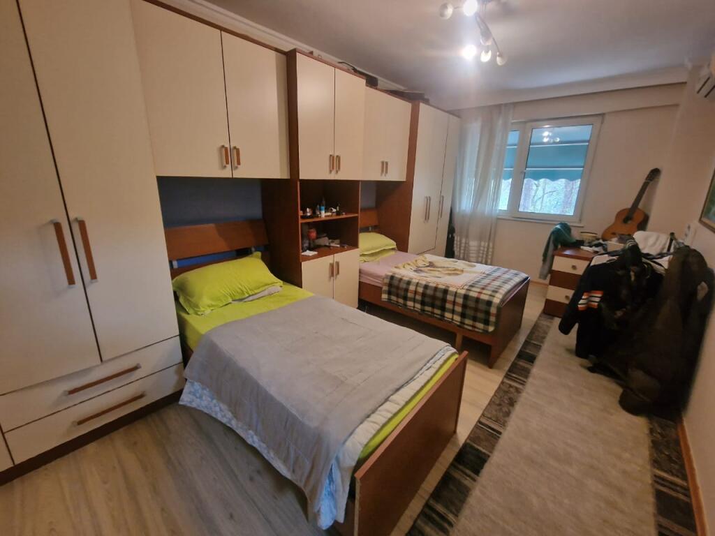 Shesim apartament 2+1+2 tualete ne nje zone eskluzive dhe shume te kerkuar ne rrugen "Faik Konica" prane Lion Parkut