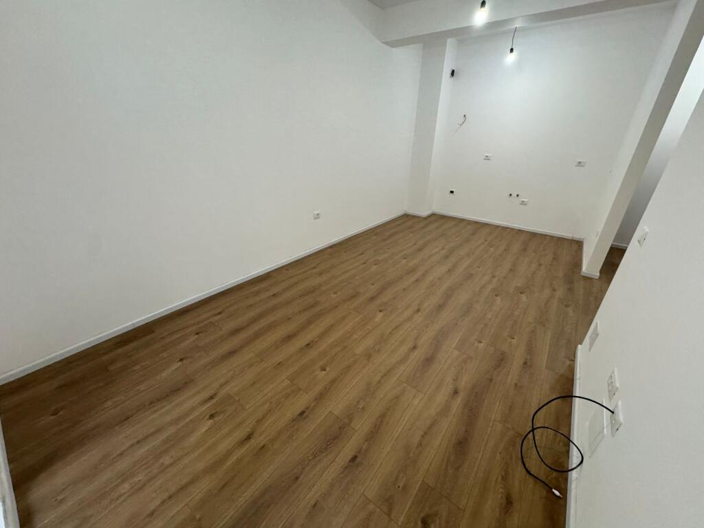 Shitet Apartament 1+1, Fresk