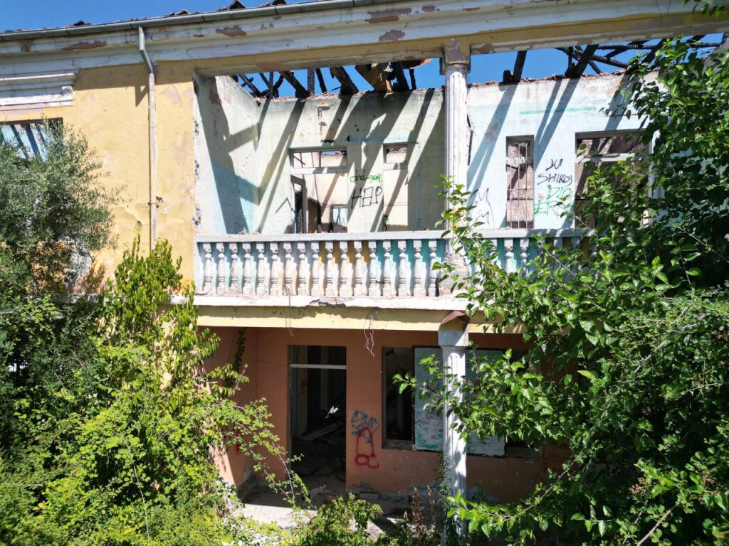 In vendita due edifici storici multifunzionali con 2000 m² di terreno nella zona storica del Castello, Elbasan