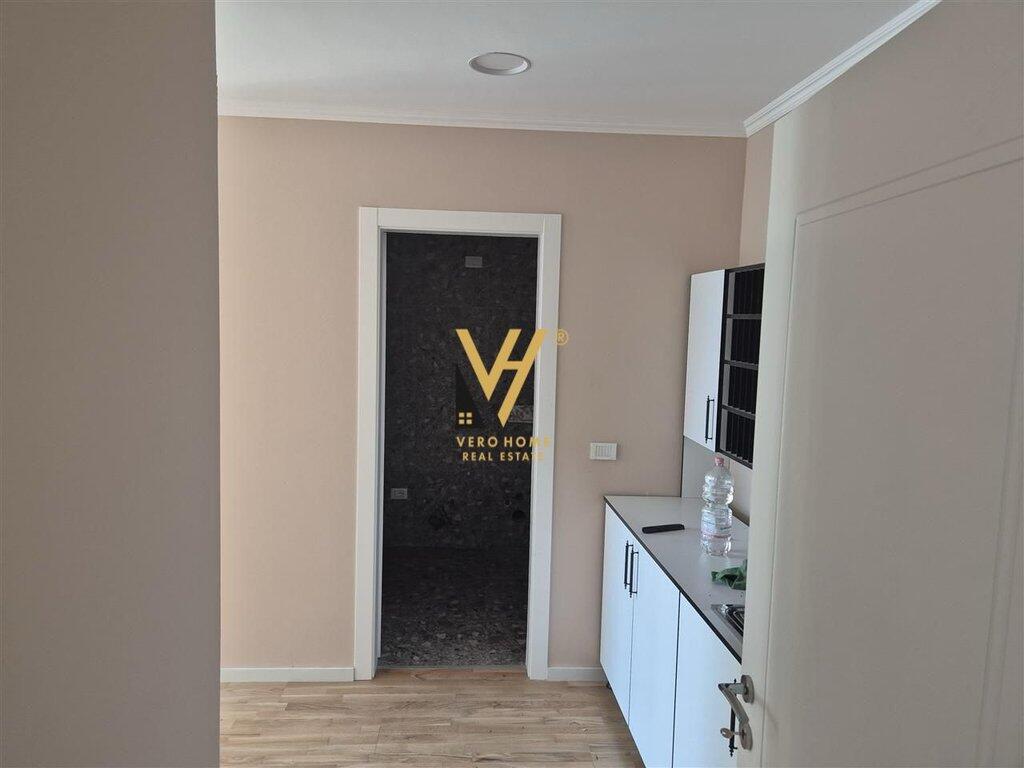 JEPET ZYRE 127 M2 ME QIRA TE KOMPLEKSI LAKE VIEW.2.200 EURO