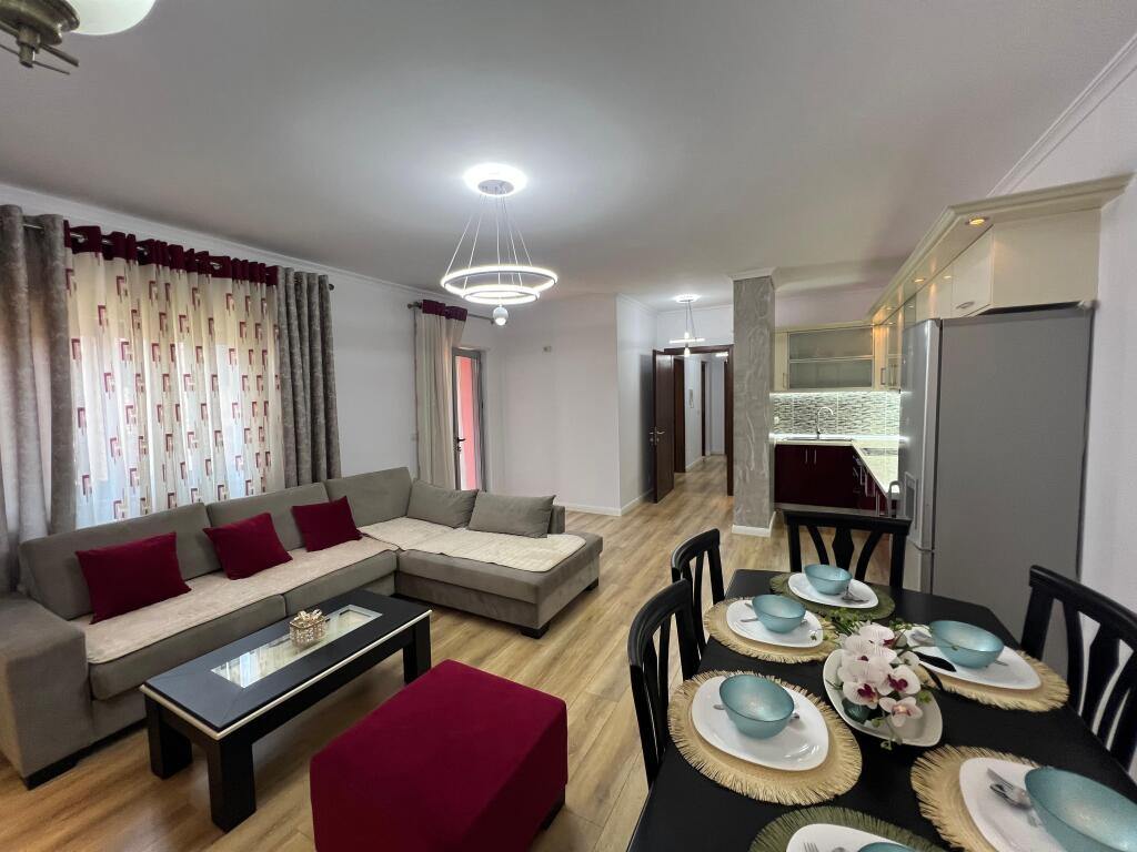 Shitet, Apartament 2+1 📍Rruga e Qelqit, Kombinat,Tiranë.