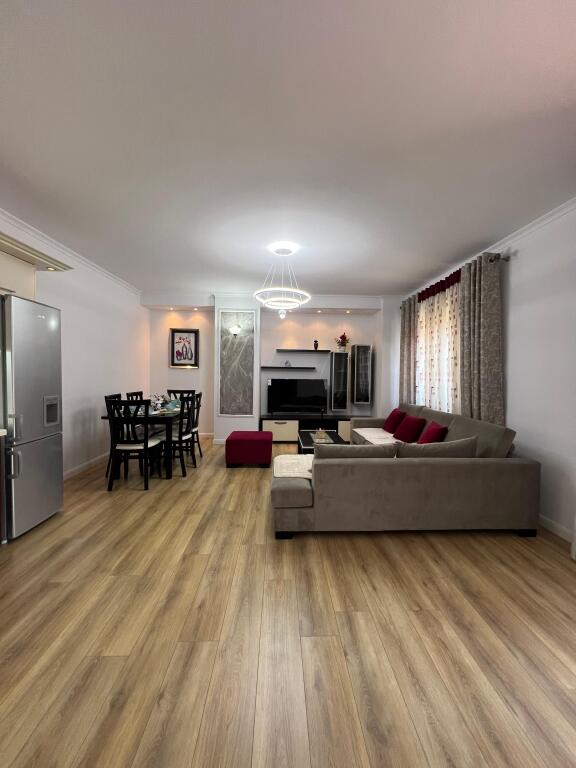 Shitet, Apartament 2+1 📍Rruga e Qelqit, Kombinat,Tiranë.