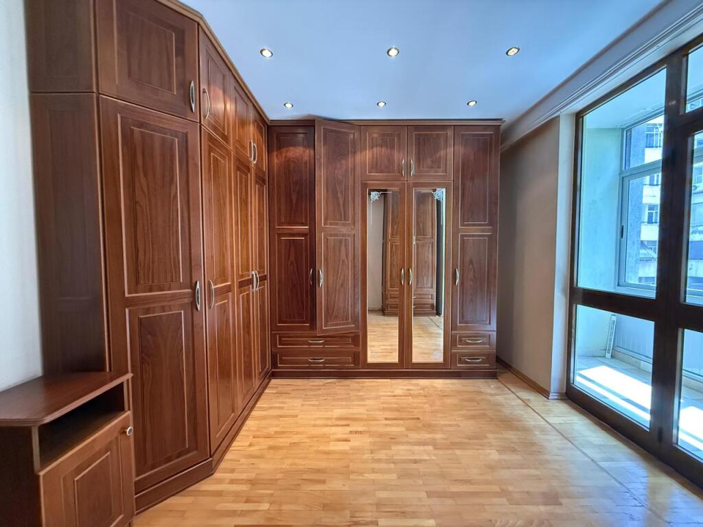 Possibility to divide into 3 apartments for investment, Cafe Roma, 140 m2