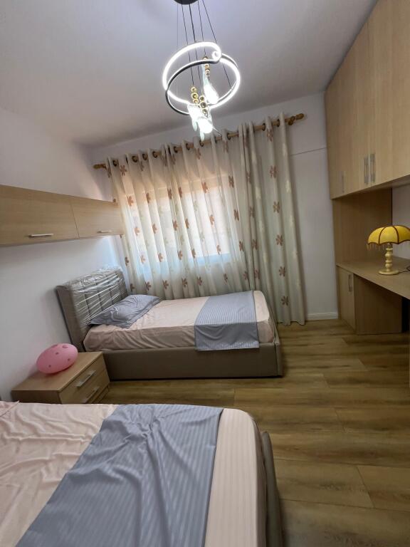 Shitet, Apartament 2+1 📍Rruga e Qelqit, Kombinat,Tiranë.