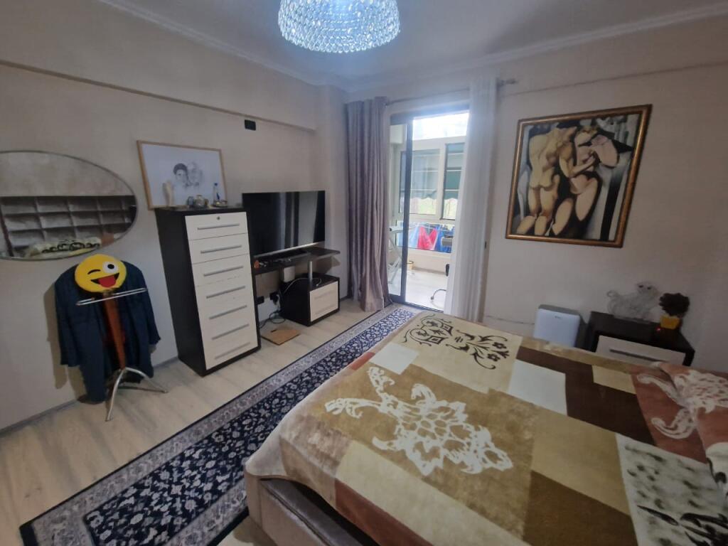 Shesim apartament 2+1+2 tualete ne nje zone eskluzive dhe shume te kerkuar ne rrugen "Faik Konica" prane Lion Parkut