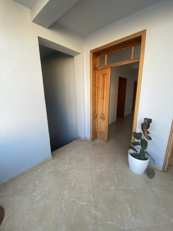 2+1,pjeserisht i mobiluar,godine private,5 maji 300 mije leke