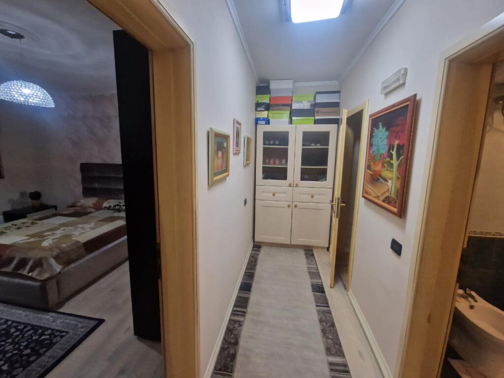Shesim apartament 2+1+2 tualete ne nje zone eskluzive dhe shume te kerkuar ne rrugen "Faik Konica" prane Lion Parkut