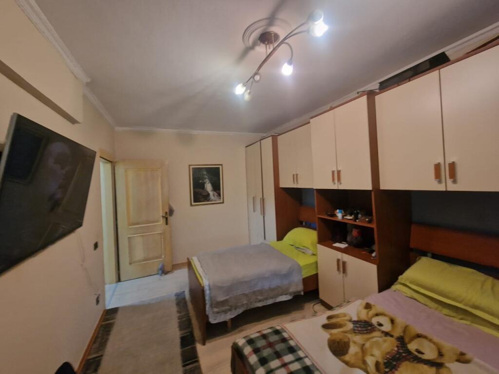 Shesim apartament 2+1+2 tualete ne nje zone eskluzive dhe shume te kerkuar ne rrugen "Faik Konica" prane Lion Parkut