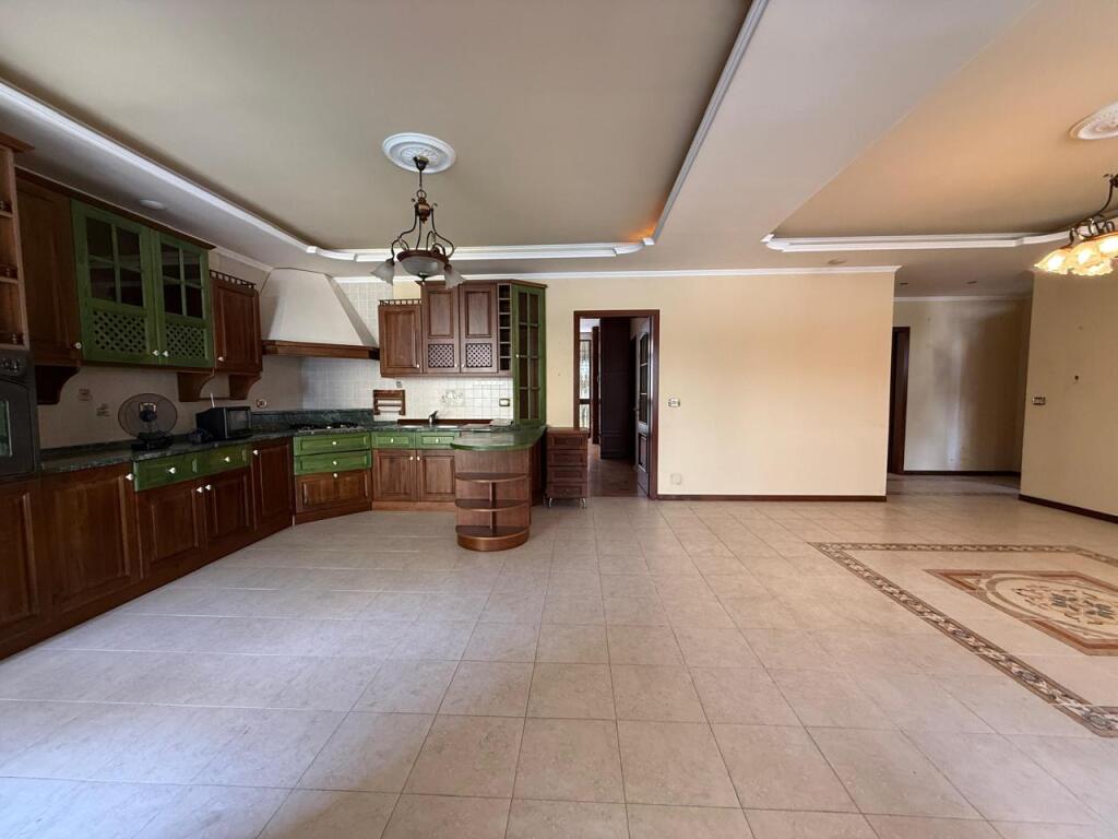 Possibility to divide into 3 apartments for investment, Cafe Roma, 140 m2