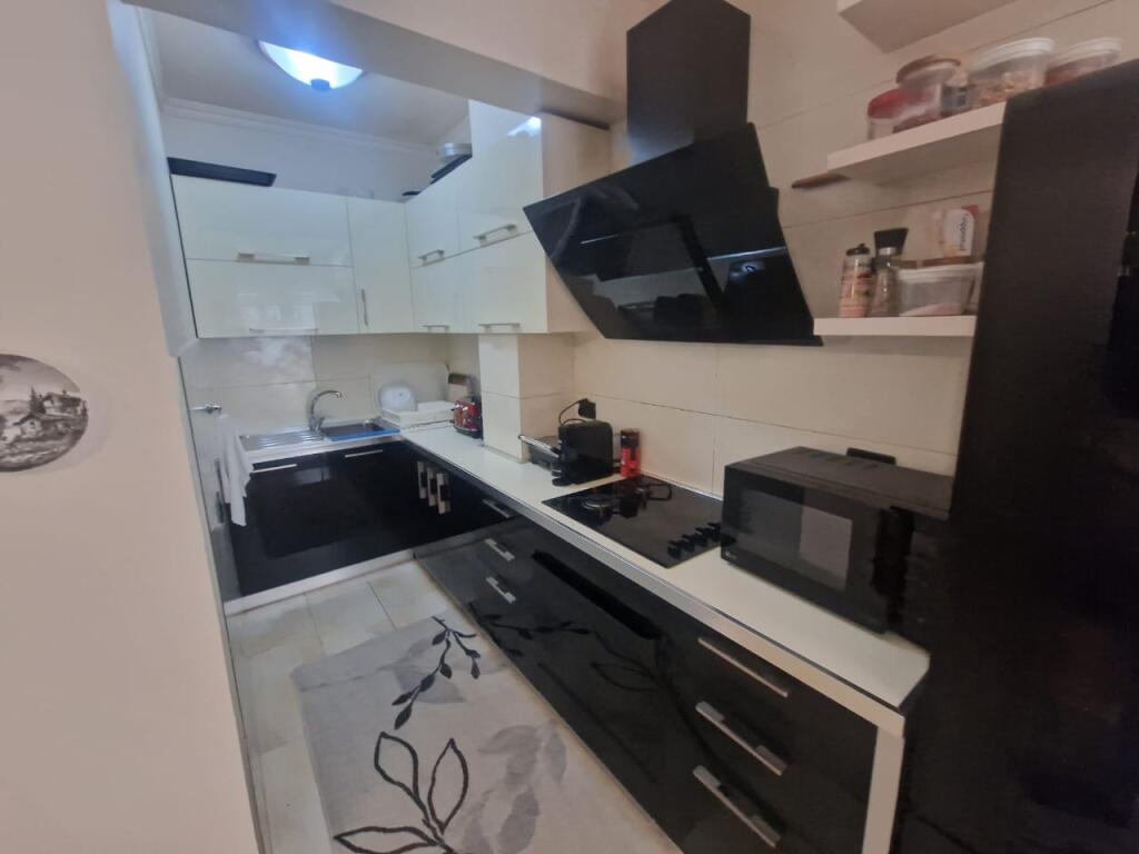 Shesim apartament 2+1+2 tualete ne nje zone eskluzive dhe shume te kerkuar ne rrugen "Faik Konica" prane Lion Parkut