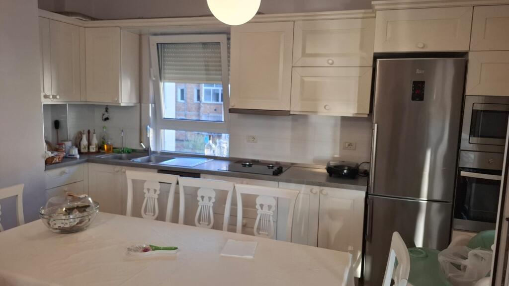 🏢Nella zona di Ali Demi, Via Idriz Dollaku, si affitta appartamento 2+1+2+posto auto arredato. 60.000 Leke