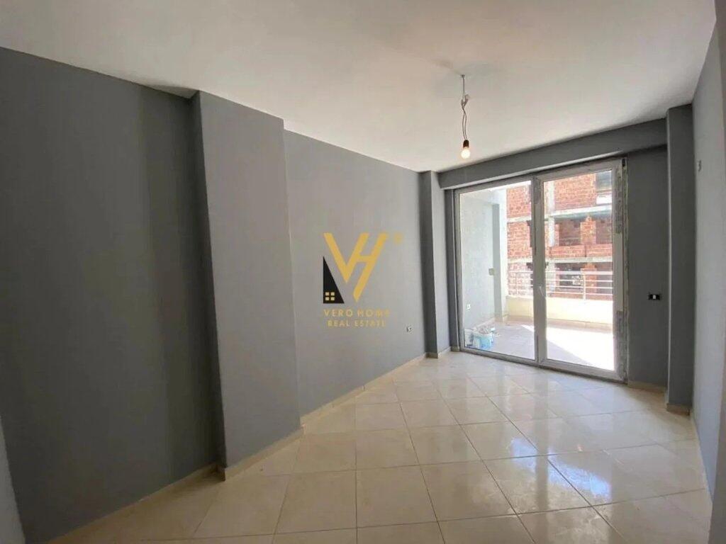 JEPET APARTAMENT ME QERA 2+1+2+BLK, TE KOPSHTI BOTANIK, 40.000 LEKE