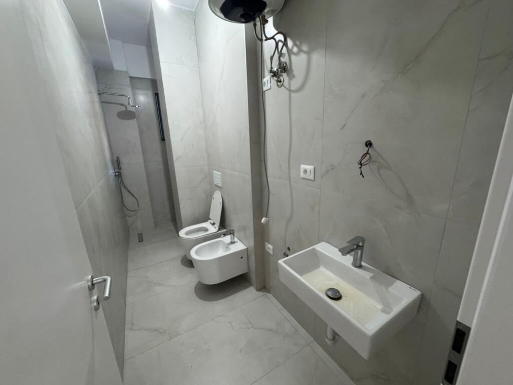 Shitet Apartament 1+1, Fresk