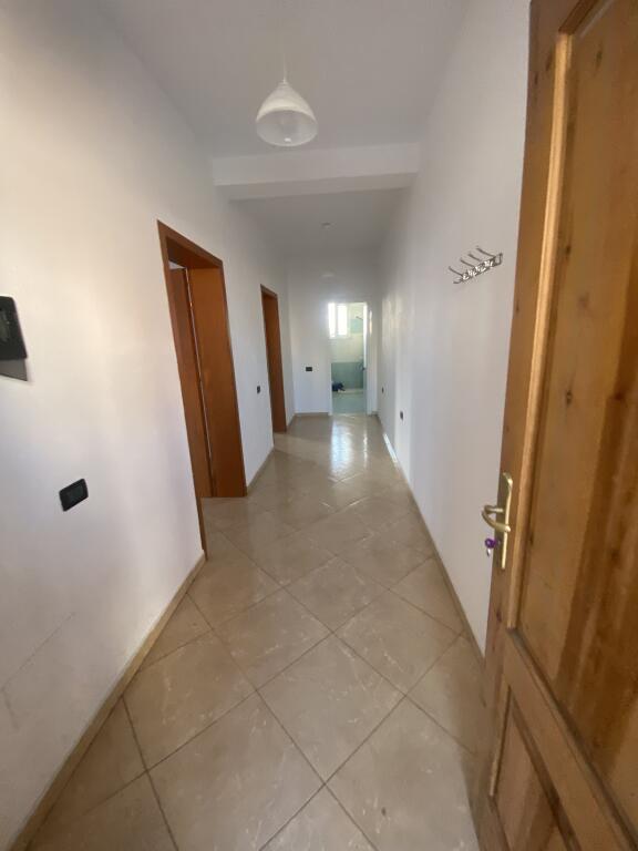 2+1,pjeserisht i mobiluar,godine private,5 maji 300 mije leke