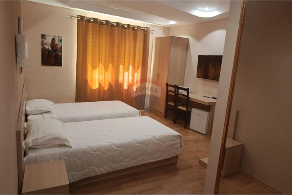 Shitet Hotel në Vaqarr, Kombinat ID: 530571004-1