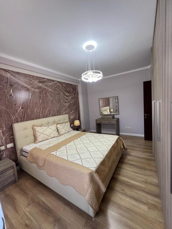 Shitet, Apartament 2+1 📍Rruga e Qelqit, Kombinat,Tiranë.