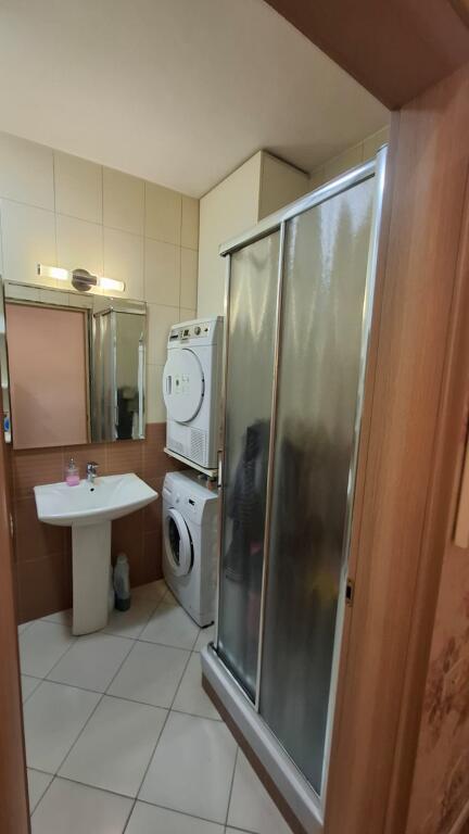 🏢Nella zona di Ali Demi, Via Idriz Dollaku, si affitta appartamento 2+1+2+posto auto arredato. 60.000 Leke