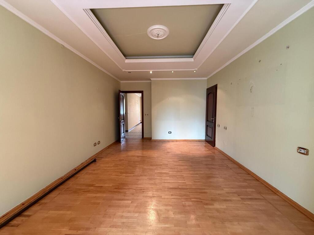 Possibility to divide into 3 apartments for investment, Cafe Roma, 140 m2