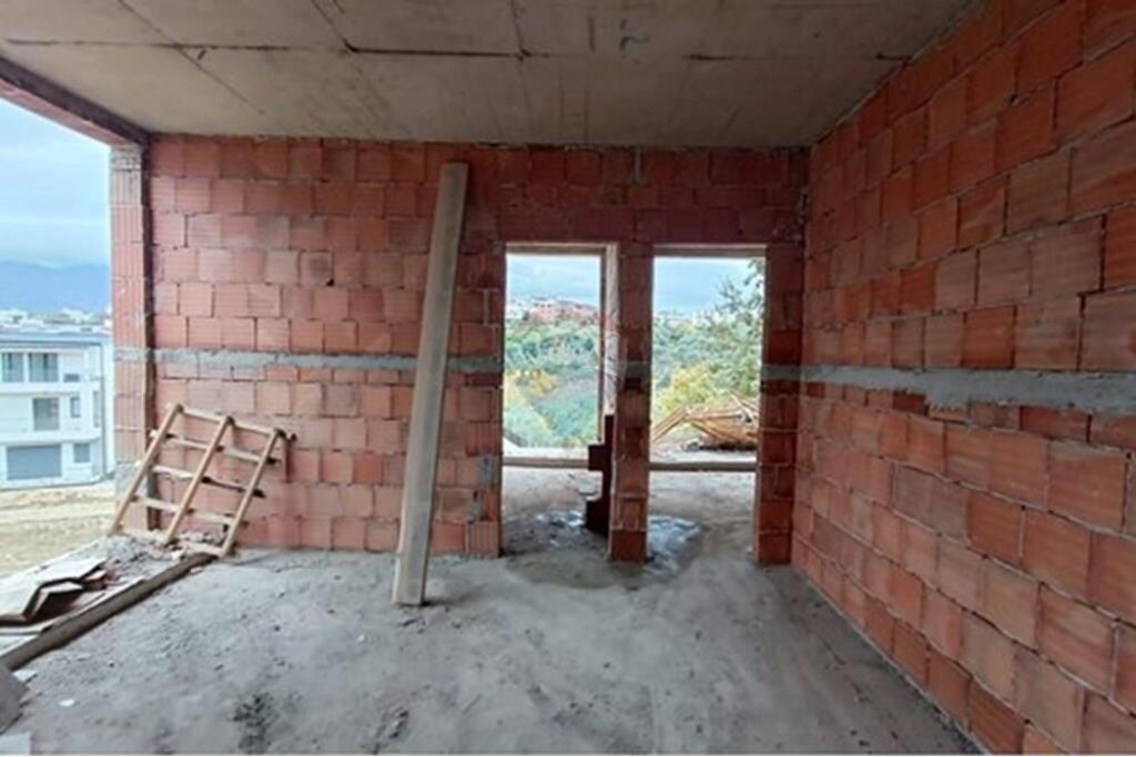 Vendesi in vendita appartamento 2+1+2 presso il Lago Secco
