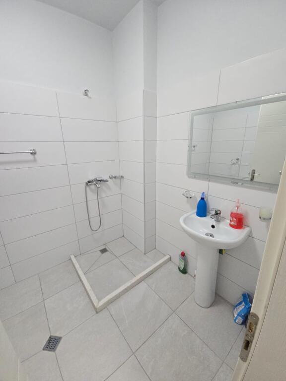 AFFITTASI SUPER APPARTAMENTO 2+1 VICINO ALLA CASERMA DEI POMPIERI DURRES