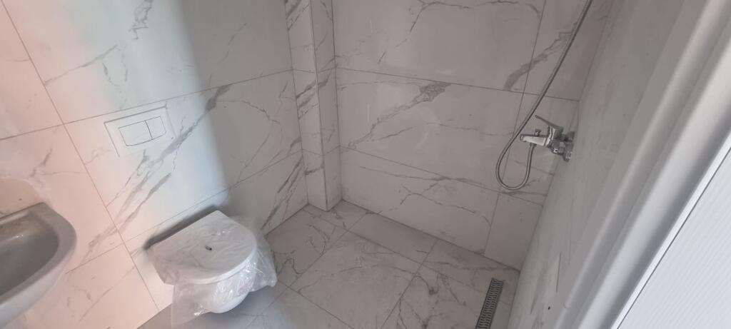 Shitet Apartament 2+1 në Qendër të Kamzës – I Sapo Përfunduar