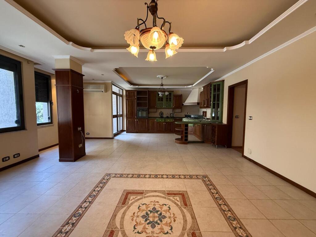 Possibility to divide into 3 apartments for investment, Cafe Roma, 140 m2