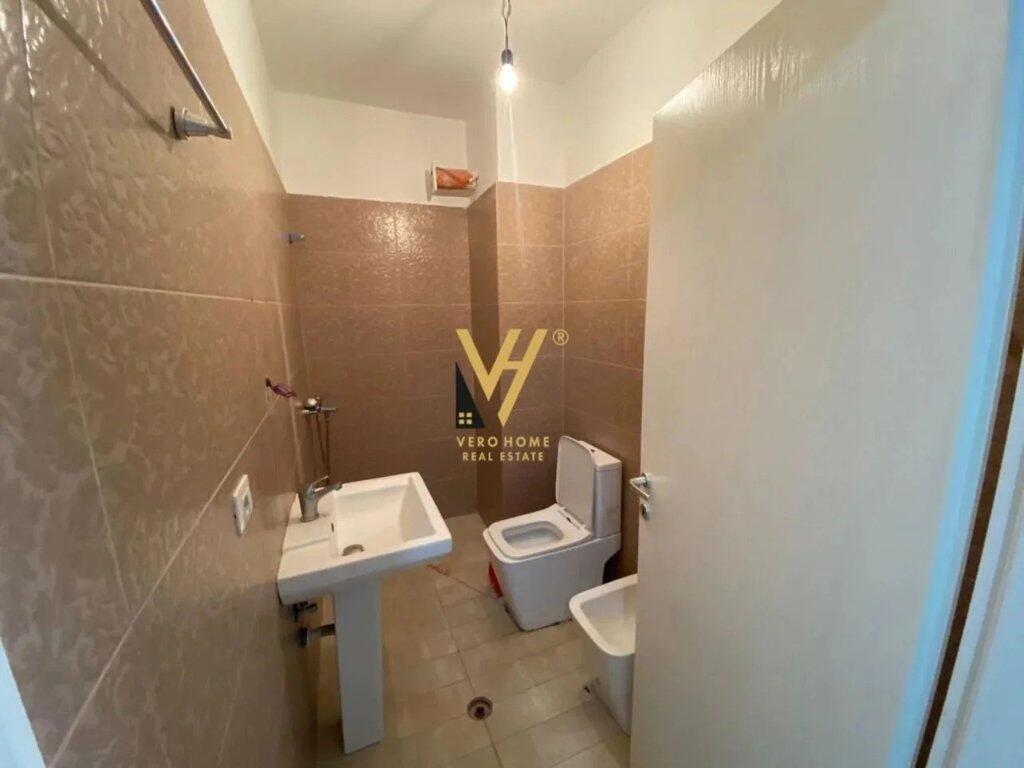JEPET APARTAMENT ME QERA 2+1+2+BLK, TE KOPSHTI BOTANIK, 40.000 LEKE