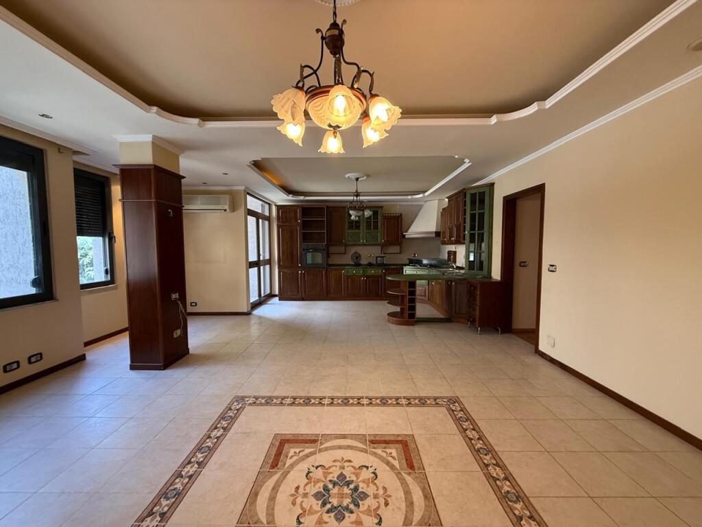Possibility to divide into 3 apartments for investment, Cafe Roma, 140 m2