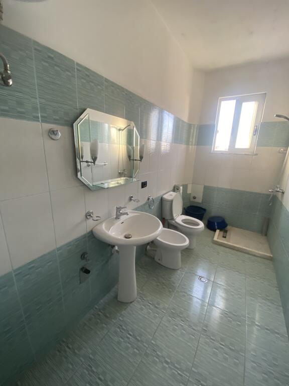 2+1,pjeserisht i mobiluar,godine private,5 maji 300 mije leke