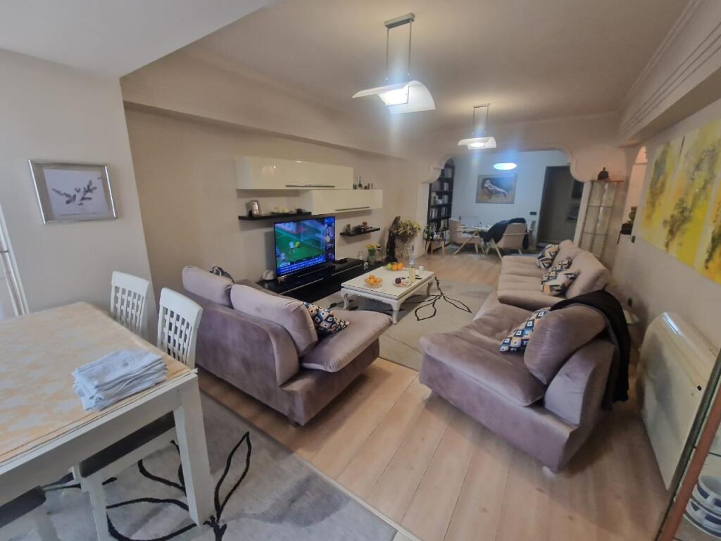 Shesim apartament 2+1+2 tualete ne nje zone eskluzive dhe shume te kerkuar ne rrugen "Faik Konica" prane Lion Parkut