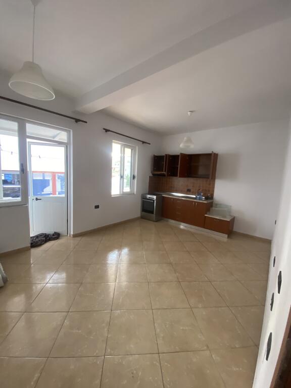 2+1,pjeserisht i mobiluar,godine private,5 maji 300 mije leke