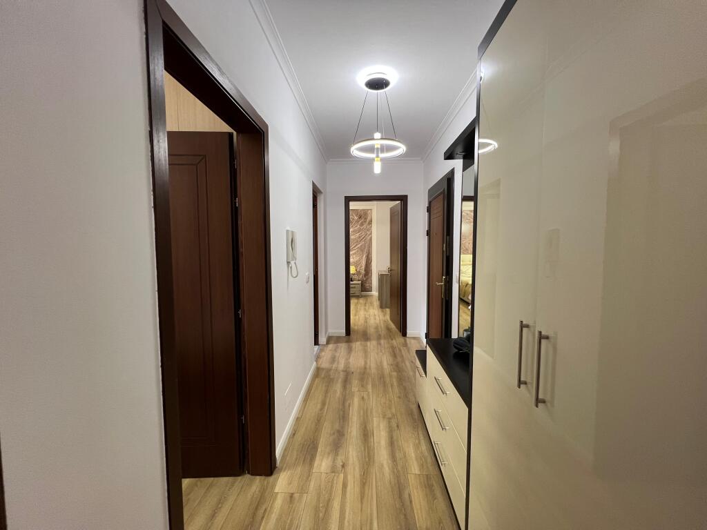 Shitet, Apartament 2+1 📍Rruga e Qelqit, Kombinat,Tiranë.