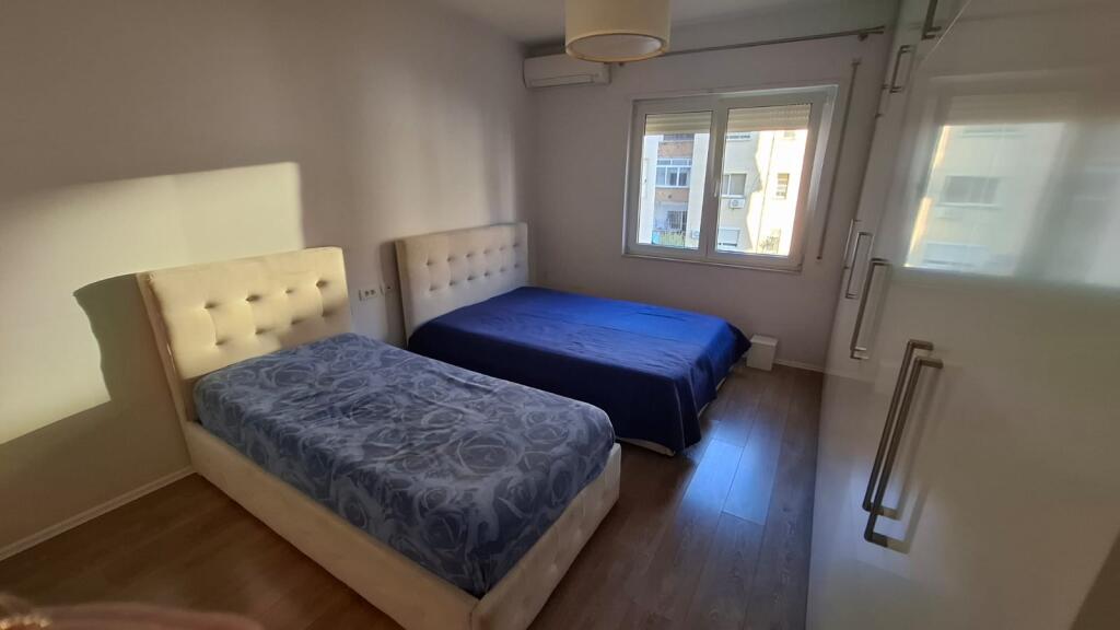 🏢Nella zona di Ali Demi, Via Idriz Dollaku, si affitta appartamento 2+1+2+posto auto arredato. 60.000 Leke