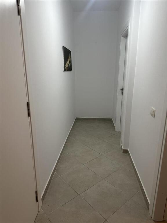 Ofrohet me qira apartament (2+1) Kodra e Diellit