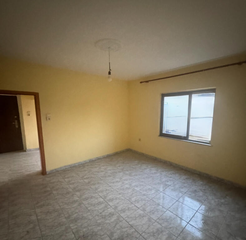 Shitet super apartament ne qender