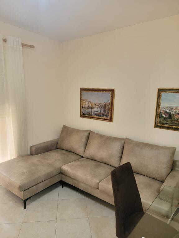 Ofrohet me qira apartament (2+1) Kodra e Diellit