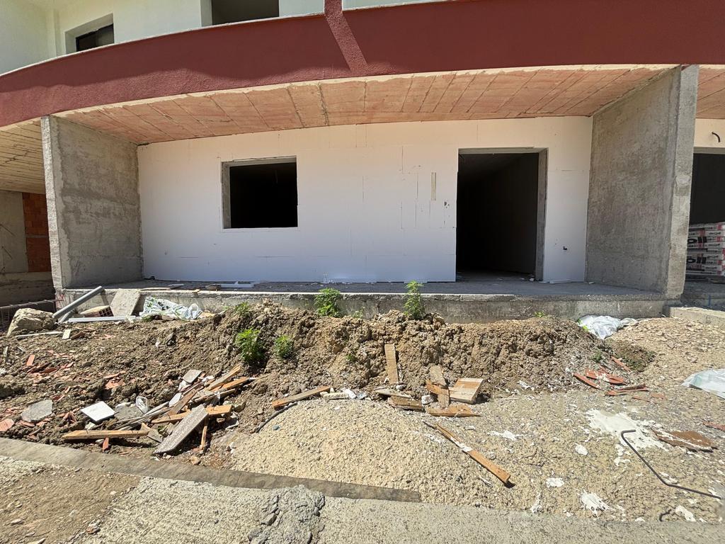 VENDESI APPARTAMENTO 1+1 CON CORTILE NELLA RESIDENZA EON, GOLEM!