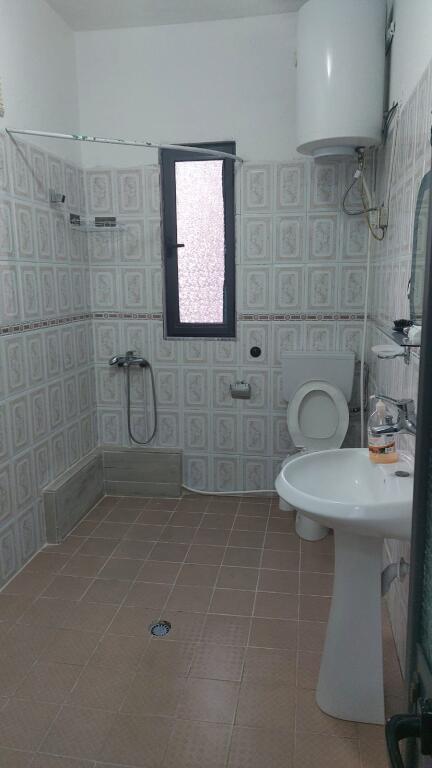 🏠Via Jordan Misja, vicino a Mobileri Mondial, affittasi secondo piano di una villa 1+1, arredata. 320 Euro   