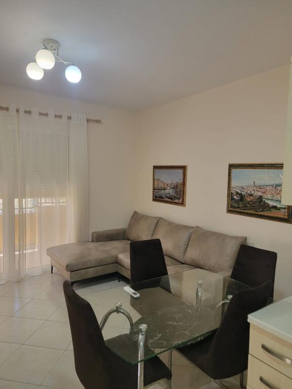 Ofrohet me qira apartament (2+1) Kodra e Diellit