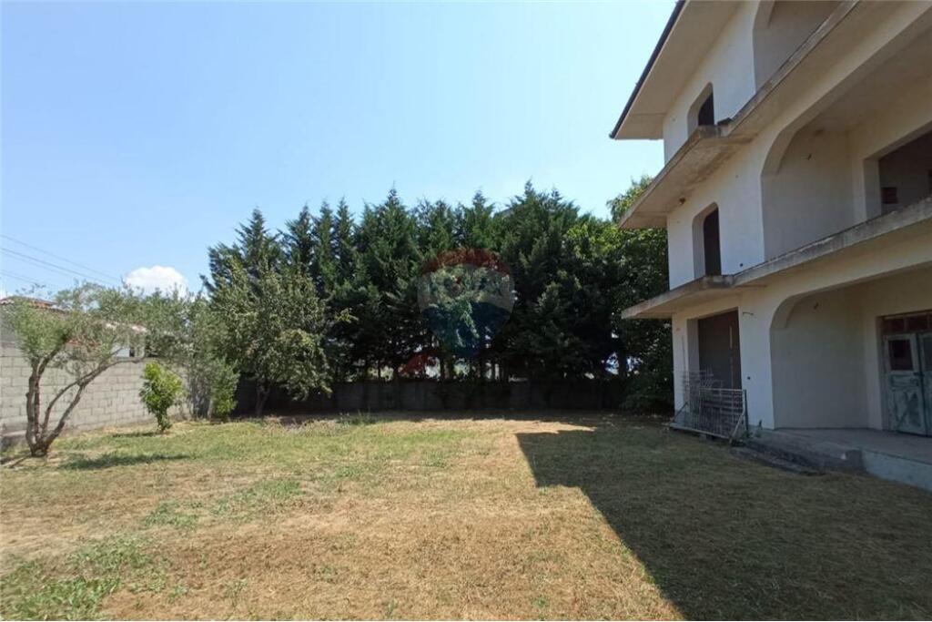 VILLA FOR SALE NEAR CITY PARK