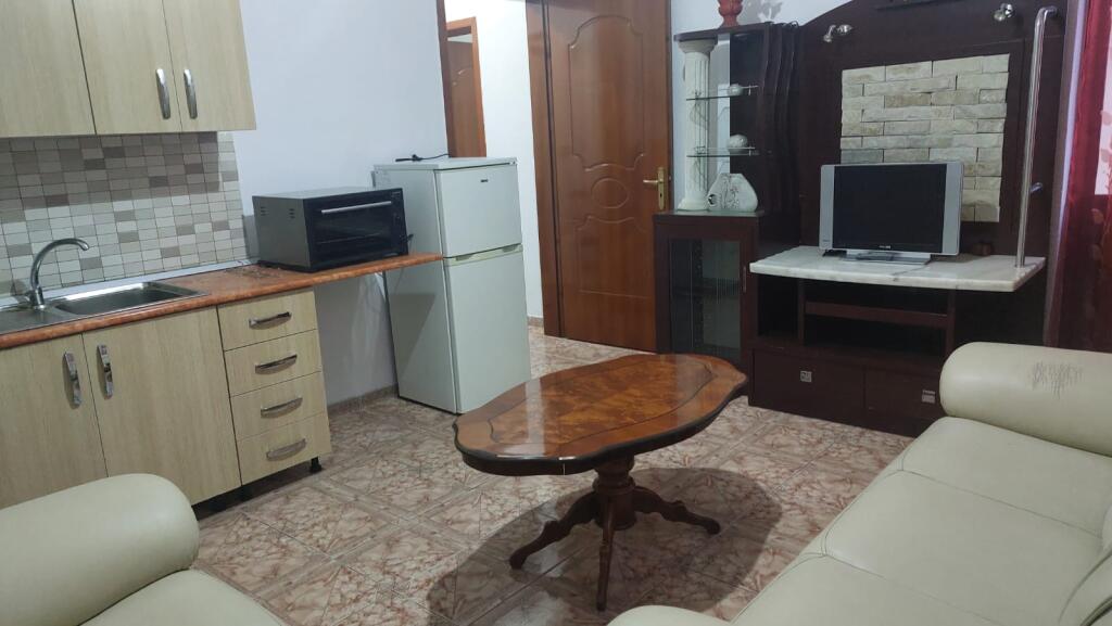 🏠Via Jordan Misja, vicino a Mobileri Mondial, affittasi secondo piano di una villa 1+1, arredata. 320 Euro   