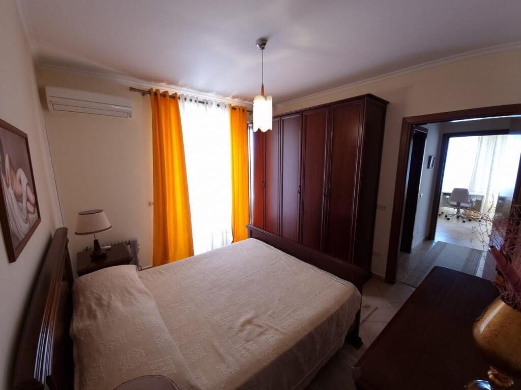 Jepet me qera super apartament 3+1+2+3bllk te Rr. E Elbasanit
