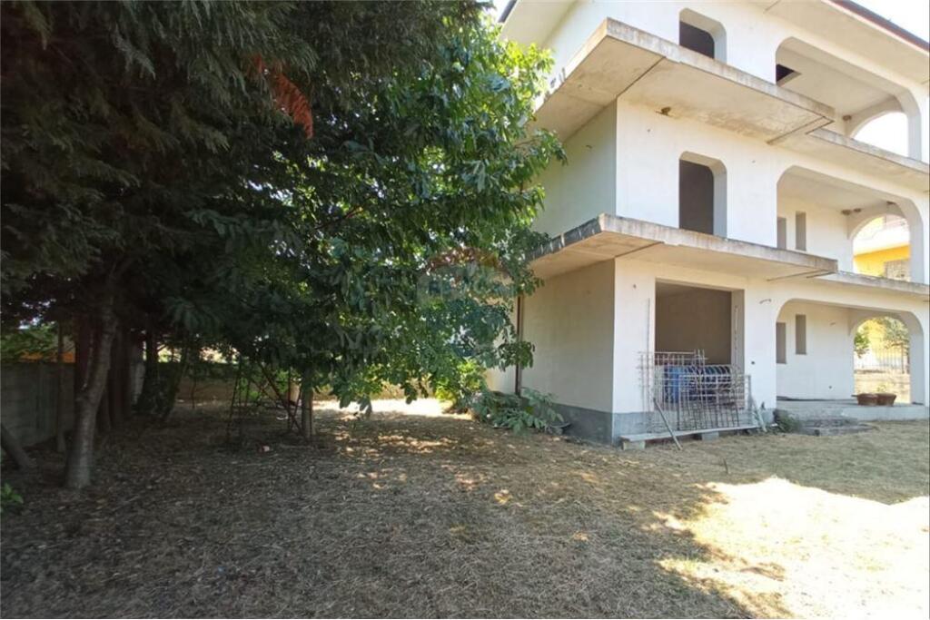 VILLA FOR SALE NEAR CITY PARK