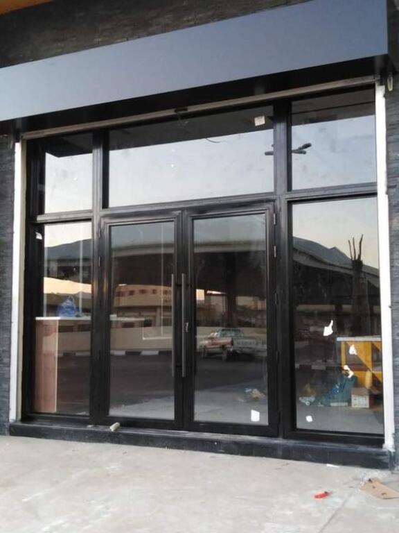 SHOP FOR RENT 46 M2 BRRYL 1,000 EURO