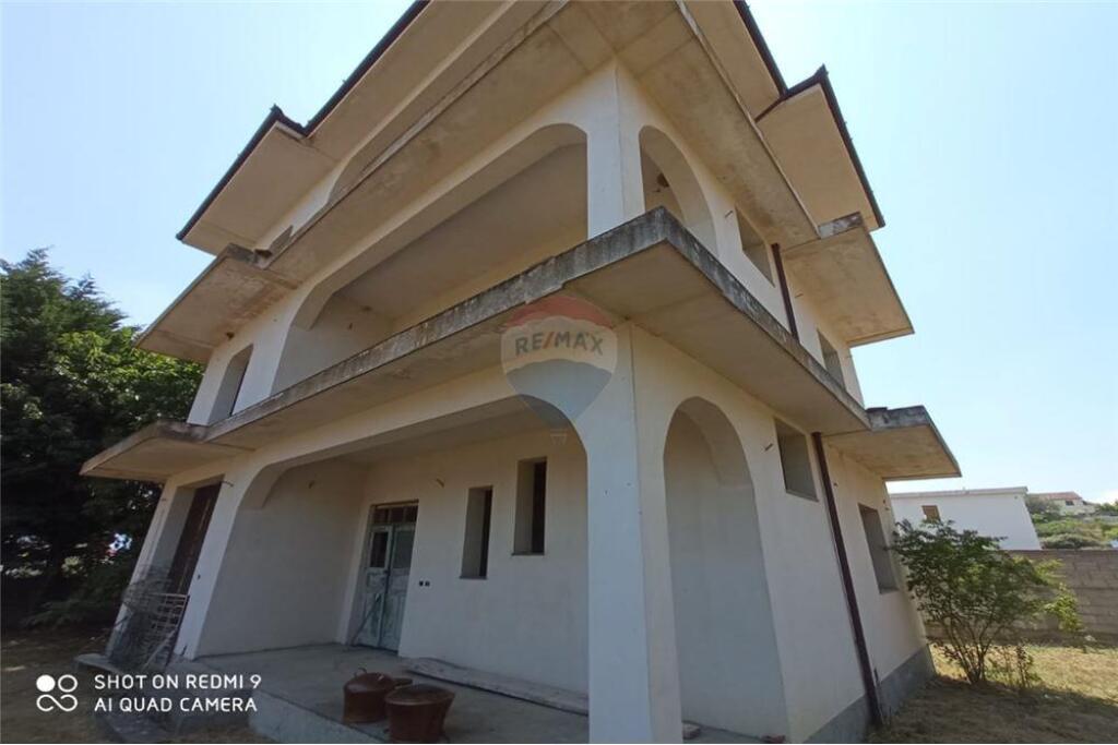 VILLA FOR SALE NEAR CITY PARK