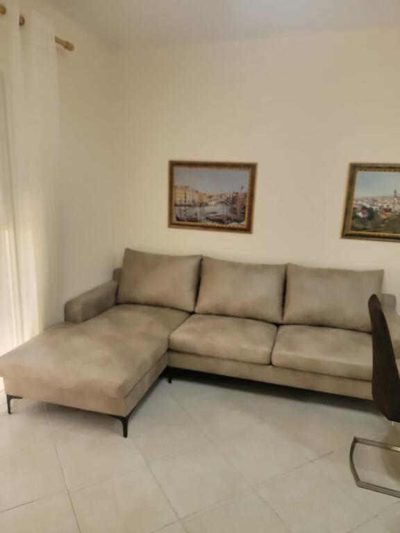 Ofrohet me qira apartament (2+1) Kodra e Diellit