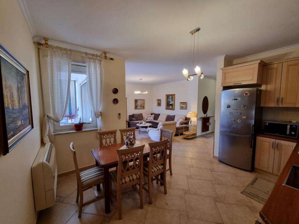 Jepet me qera super apartament 3+1+2+3bllk te Rr. E Elbasanit